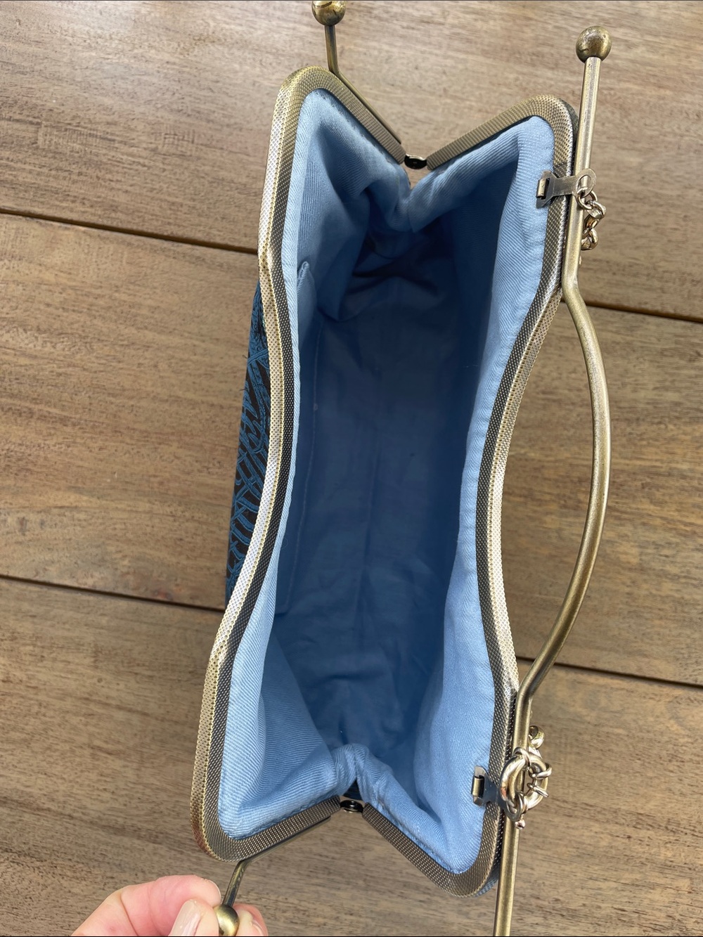 Vintage-Inspired Blue Embroidered Evening Bag with Gold Chain - Picture 5 of 11